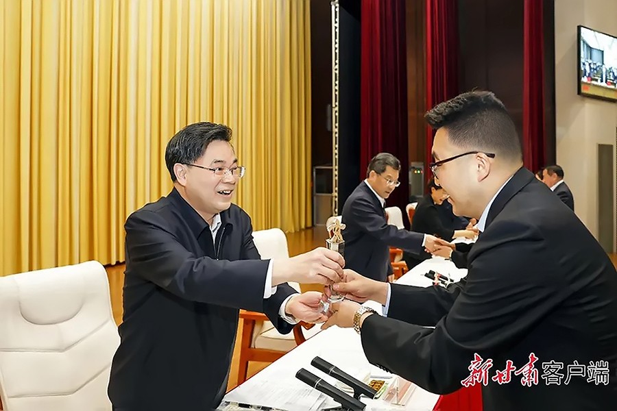 2-2023年5月，省委書記、省人大常委會(huì)主任胡昌升為金徽礦業(yè)旅游景區(qū)授“全省文化旅游發(fā)展突出貢獻(xiàn)集體獎(jiǎng)”。.jpg