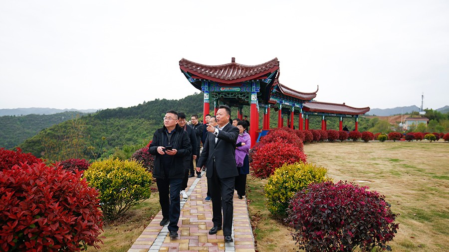 47-2020年4月，新華社甘肅分社社長(zhǎng)任衛(wèi)東蒞臨金徽股份調(diào)研金融服務(wù)實(shí)體經(jīng)濟(jì)及疫后企業(yè)復(fù)工情況。.jpg