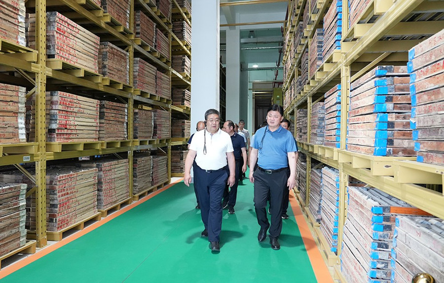 51-2022年6月，省農(nóng)業(yè)農(nóng)村廳一級(jí)巡視員朱寶瑩蒞臨金徽股份調(diào)研綠色礦山建設(shè)工作。.jpg