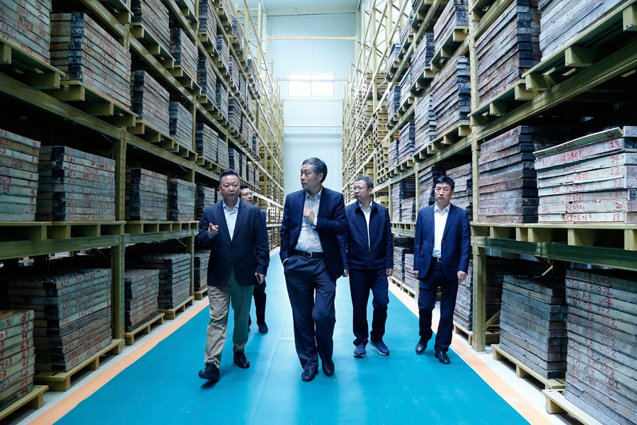 55-2019年4月，全國(guó)綠色礦山建設(shè)標(biāo)準(zhǔn)解讀與經(jīng)驗(yàn)交流研討會(huì)——綠色礦業(yè)發(fā)展萬里行（隴南站）活動(dòng)在金徽股份舉辦。中國(guó)礦業(yè)聯(lián)合會(huì)黨委書記、會(huì)長(zhǎng)彭齊鳴出席主持會(huì)議，并就金徽股份的綠色礦山建設(shè)情況進(jìn)行調(diào)研。.jpg