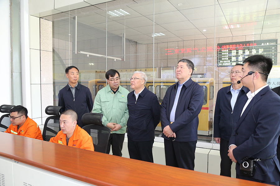 全國(guó)政協(xié)常委，省政協(xié)副主席，民進(jìn)中央常委、甘肅省主委尚勛武調(diào)研金徽股份時(shí)強(qiáng)調(diào)，要加強(qiáng)科技創(chuàng)新與人才培養(yǎng)。-900.jpg