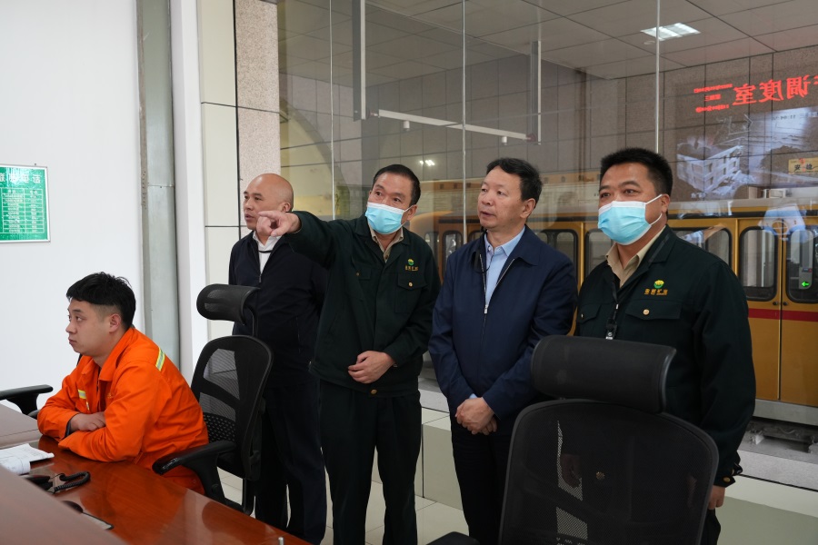 46.2022年5月，省工信廳副廳長(zhǎng)程學(xué)欽蒞臨金徽股份調(diào)研綠色礦山建設(shè)工作.jpg