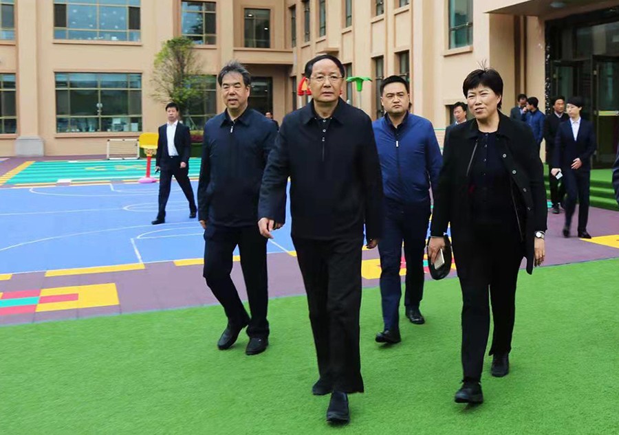 5.2018年4月，時任省政協(xié)主席、黨組書記歐陽堅蒞臨金徽企業(yè)視察-900.jpg